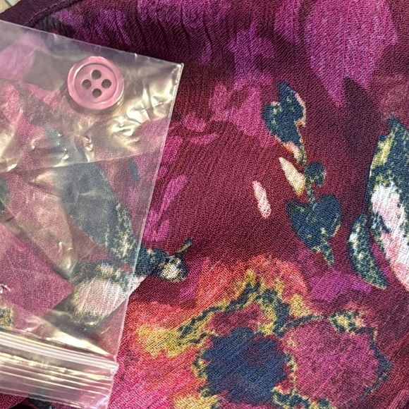 NWT Kut from the kloth burgundy floral wrap front top size medium - Picture 12 of 13